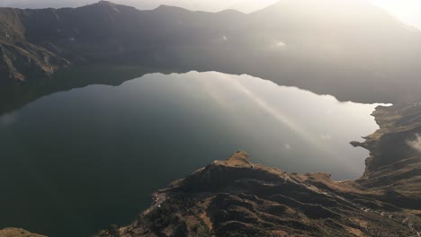 Vista-Aérea-Del-Cráter-Del-Volcán-Quilotoa-En-Ecuador