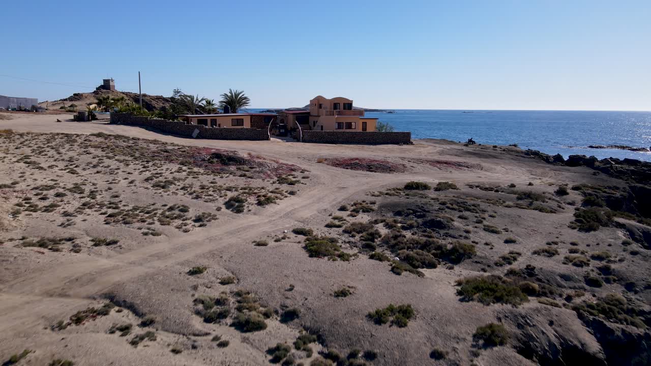 villa costera mexicana sobre acantilados junto al mar abierto en un hermoso día soleado