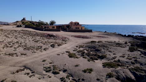 Mexikanische-Küstenvilla-Auf-Meeresklippen-Am-Offenen-Meer-An-Einem-Schönen-Sonnigen-Tag