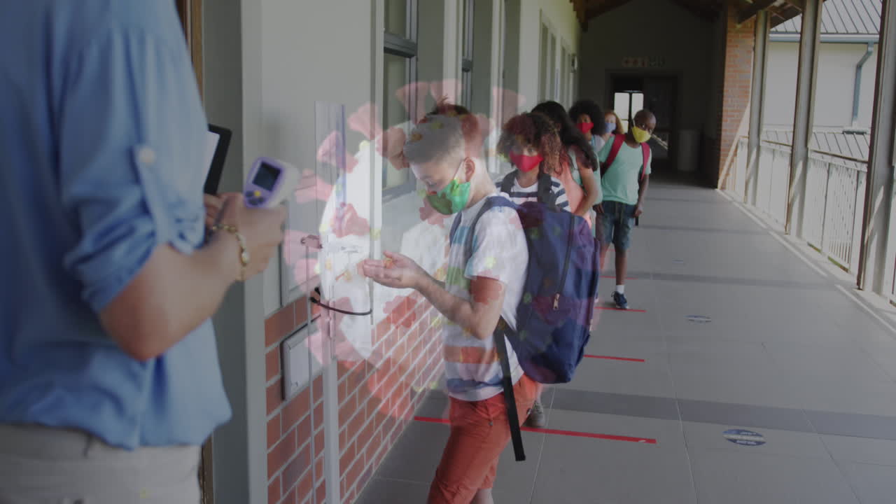 마스크를 쓴 학생들이 수업 전에 손을 소독하는 코로나 바이러스 세포의 애니메이션