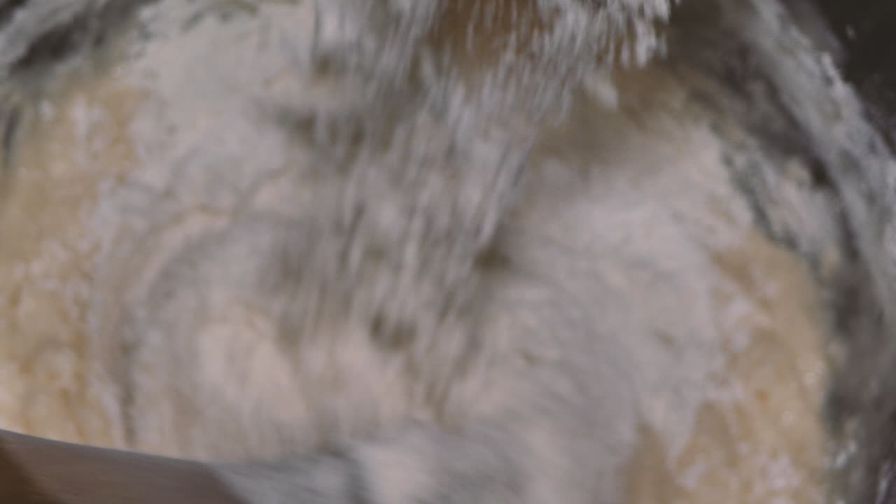 나무주걱으로 반죽을 저어주세요