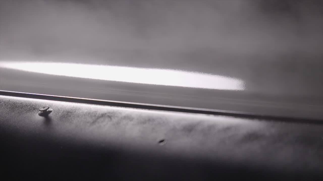 자동차 스프레이 페인트는 압축기 기계에 의해 자동차 바디에 적용됩니다.