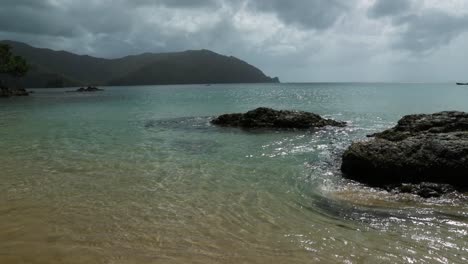 Hermosa-Toma-De-Olas-Empujando-Hacia-Las-Costas-Arenosas-De-Pirates-Bay,-Tobago