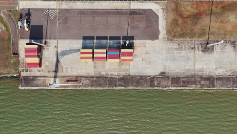 imagen aérea de arriba hacia abajo del pequeño puerto fluvial de la ciudad de posadas, misiones, argentina, ubicado en el famoso río paraná