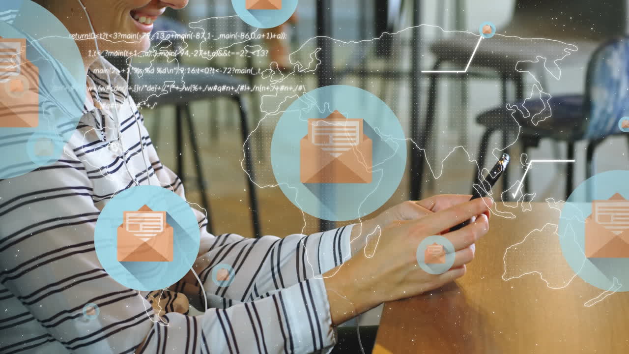 animación de iconos digitales y un mapa del mundo sobre una mujer usando un teléfono inteligente
