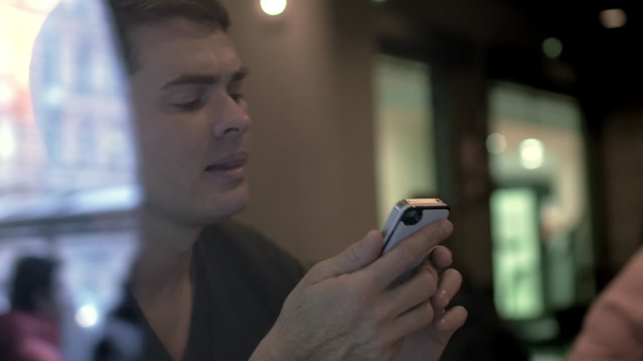 스마트폰으로 메시지를 쓰는 남자