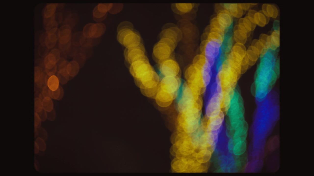 Gece ağaçlardaki Noel süslerinin soyut bokeh ışıkları