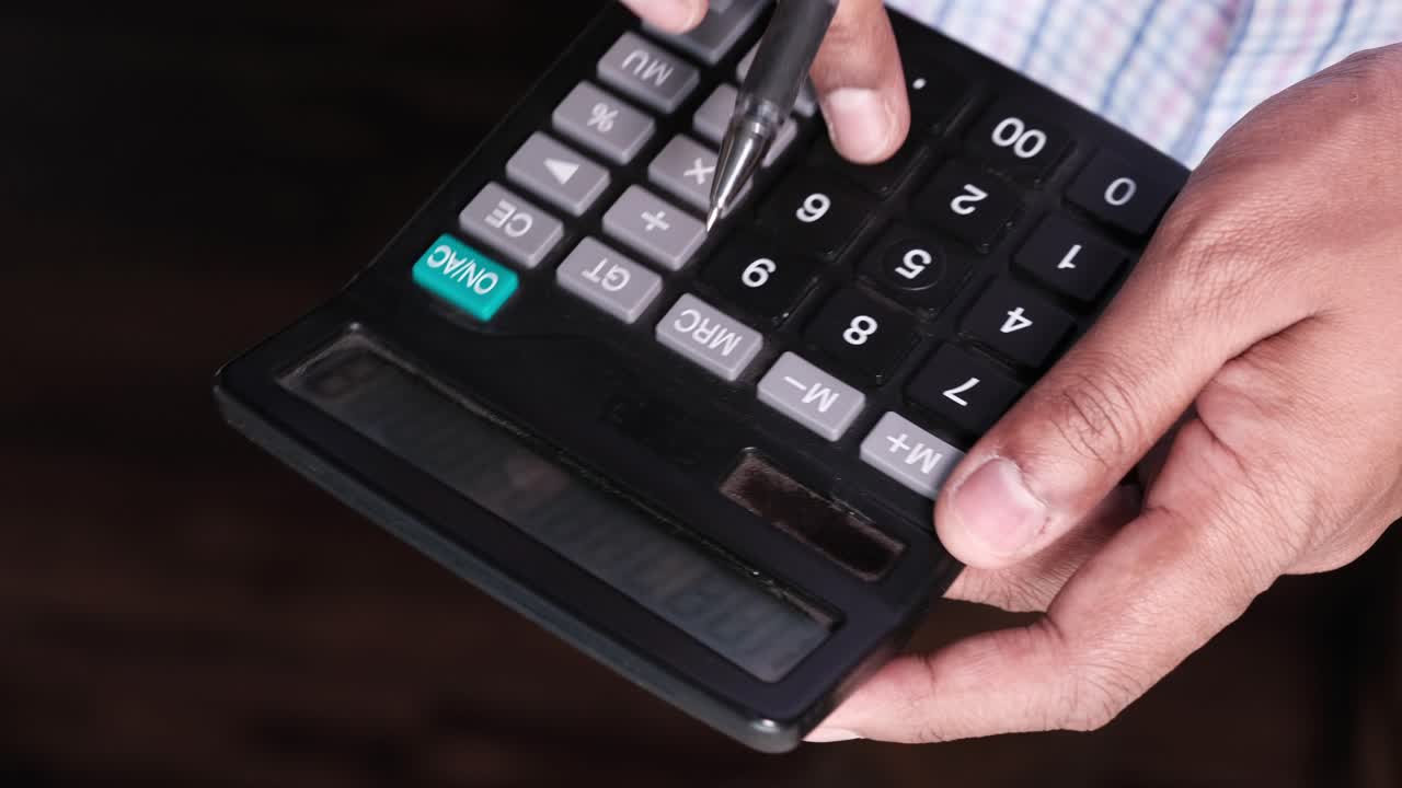 persona que utiliza una calculadora