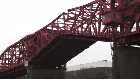 Broadway-Brücke,-Die-In-Die-Hebeposition-Angehoben-Wird