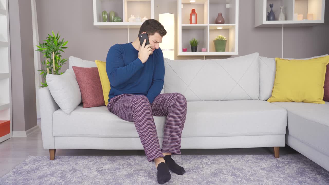 집에 있는 남자는 경련의 통증을 가지고 있습니다.