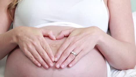 mujer embarazada con las manos en el vientre