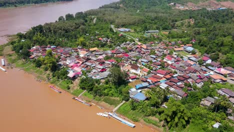 luftaufnahme des whisky-dörfers in luange prabang neben dem mekong-fluss in laos