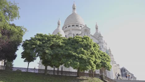 Exterior-De-La-Iglesia-Del-Sacre-Coeur-En-París,-Francia,-Filmado-En-Cámara-Lenta