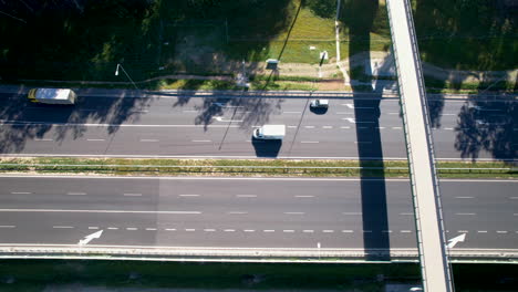 Blick-Direkt-Auf-Eine-Straßenkreuzung-Mit-Deutlichen-Schatten-Einer-Hängebrücke