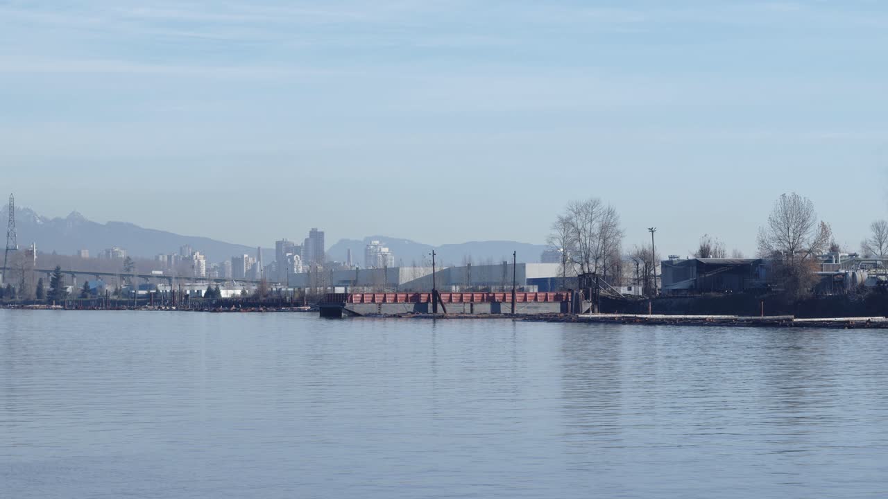 도시 풍경, 다리와 강 입구를 통과하는 자동차 및 유조선 - 타임랩스