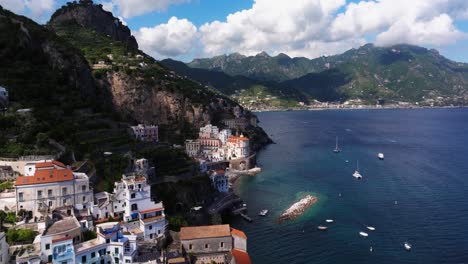 La-Toma-De-Un-Dron-En-órbita-Revela-La-Pintoresca-Ciudad-Costera-Italiana-De-Atrani,-Italia.