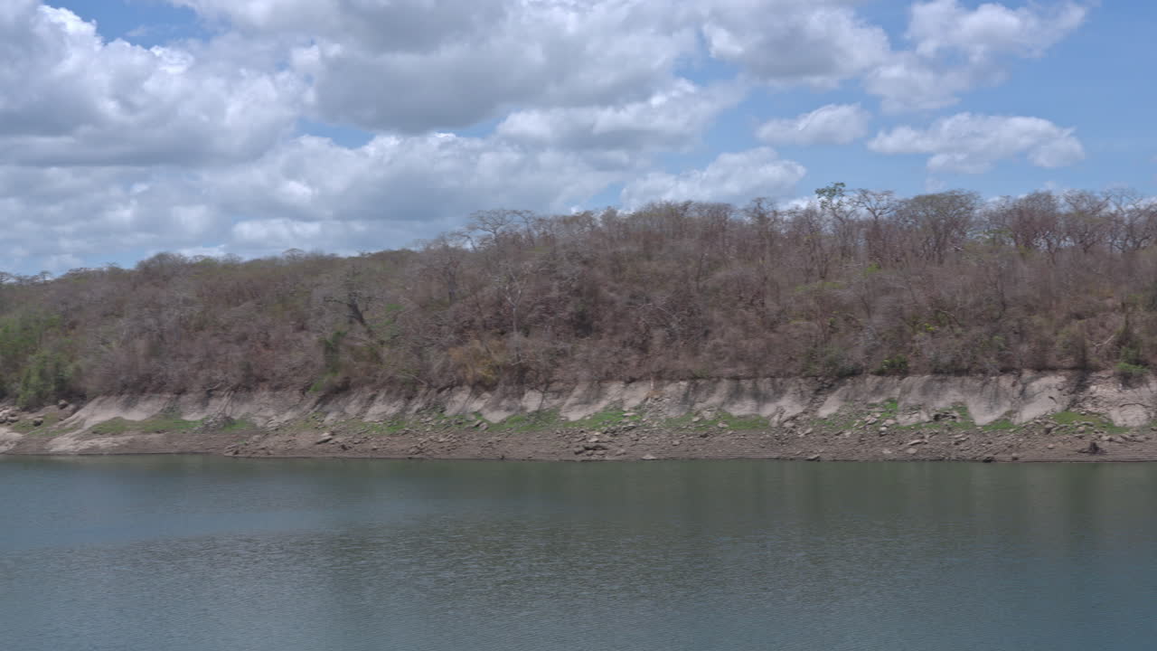 замедленная съемка засухи на озере алахуэла, затрагивающей панамский канал.