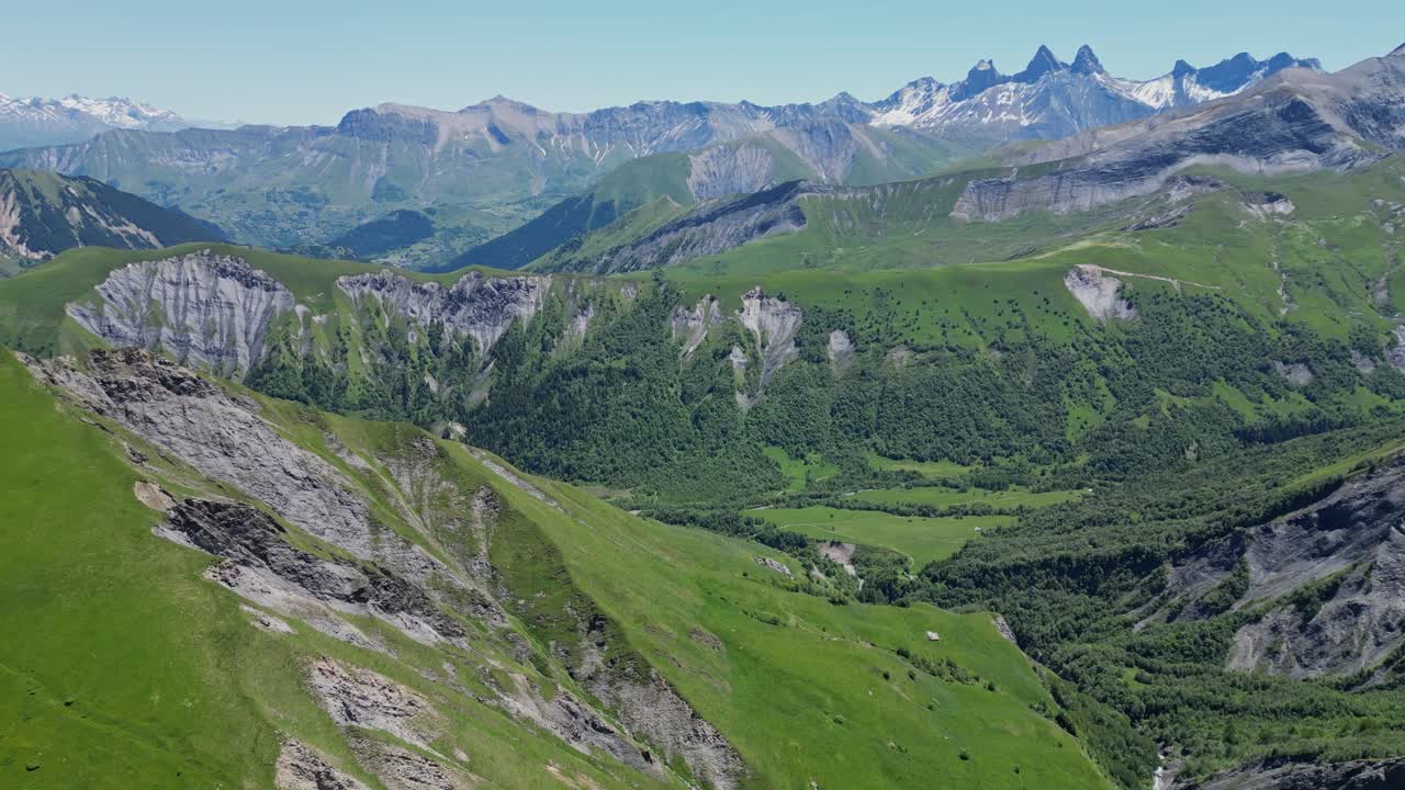 프랑스 알프스의 높은 흰색 산봉우리와 푸른 계곡 - 공중 파노라마 배경