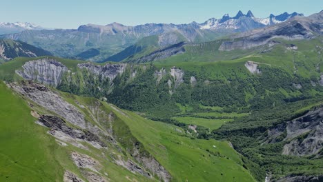 altos picos de montaña blanca y valle verde en los alpes franceses - fondo panorámico aéreo