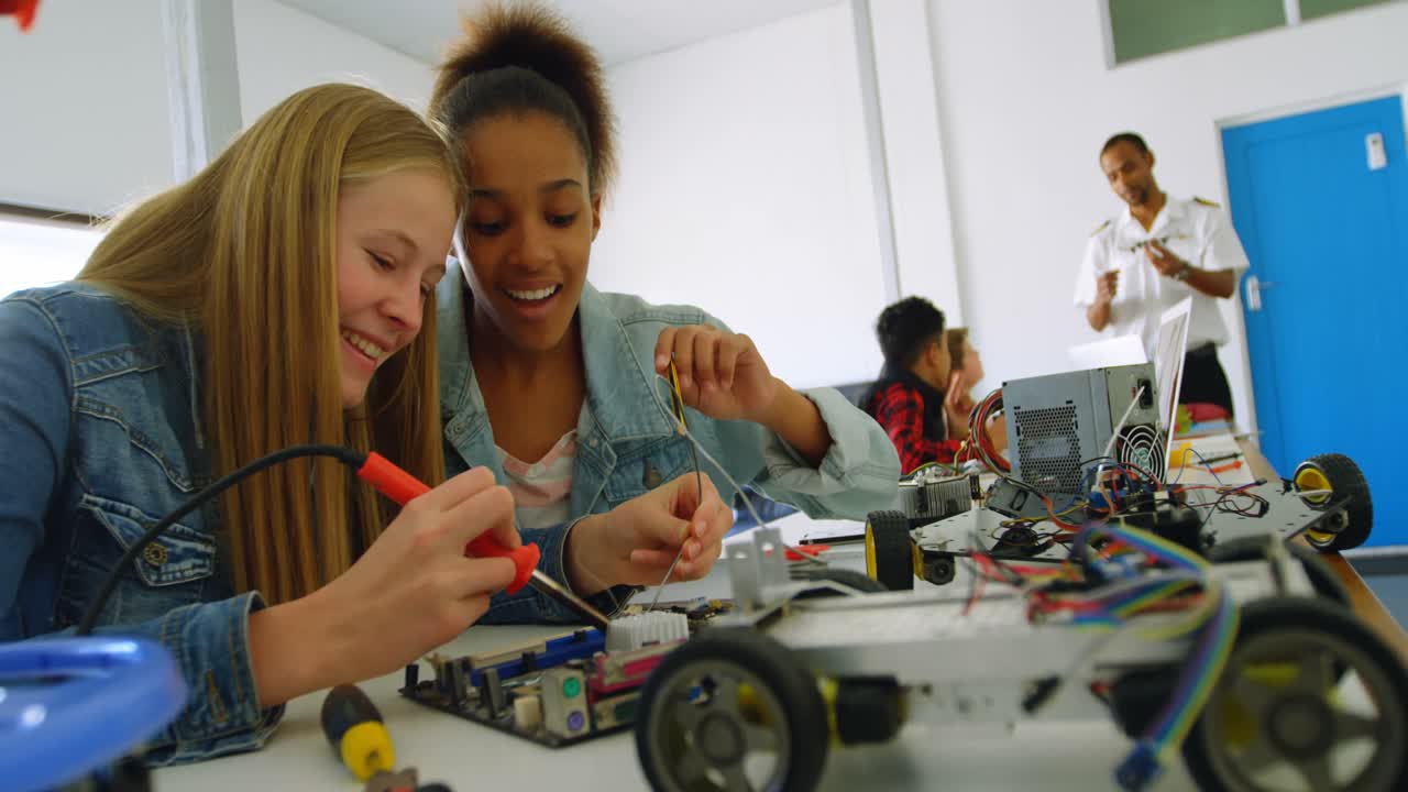 niños trabajando en un proyecto en el instituto de formación 4k