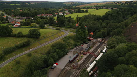 Einrichtung-Eines-Drohnenschusses-über-Dem-Bahnhof-Goathland