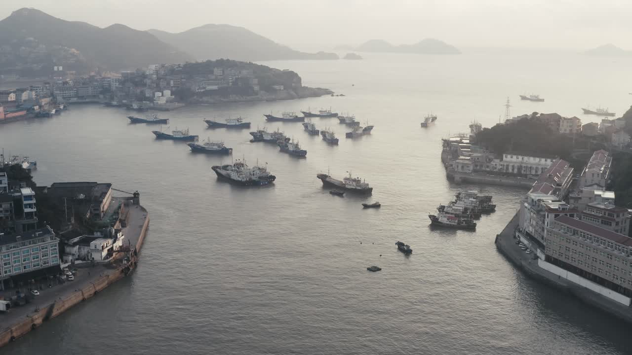 puerto marítimo con casas residenciales alrededor, en taizhou, zhejiang.