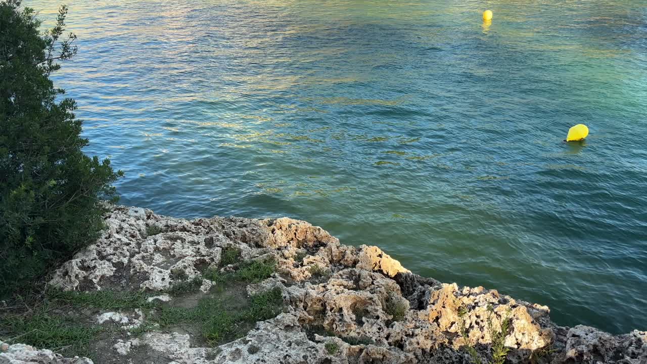 Прозрачная голубая вода и скалистые берега Кала-Гран сверкают под солнечным светом на острове Майорка, Испания