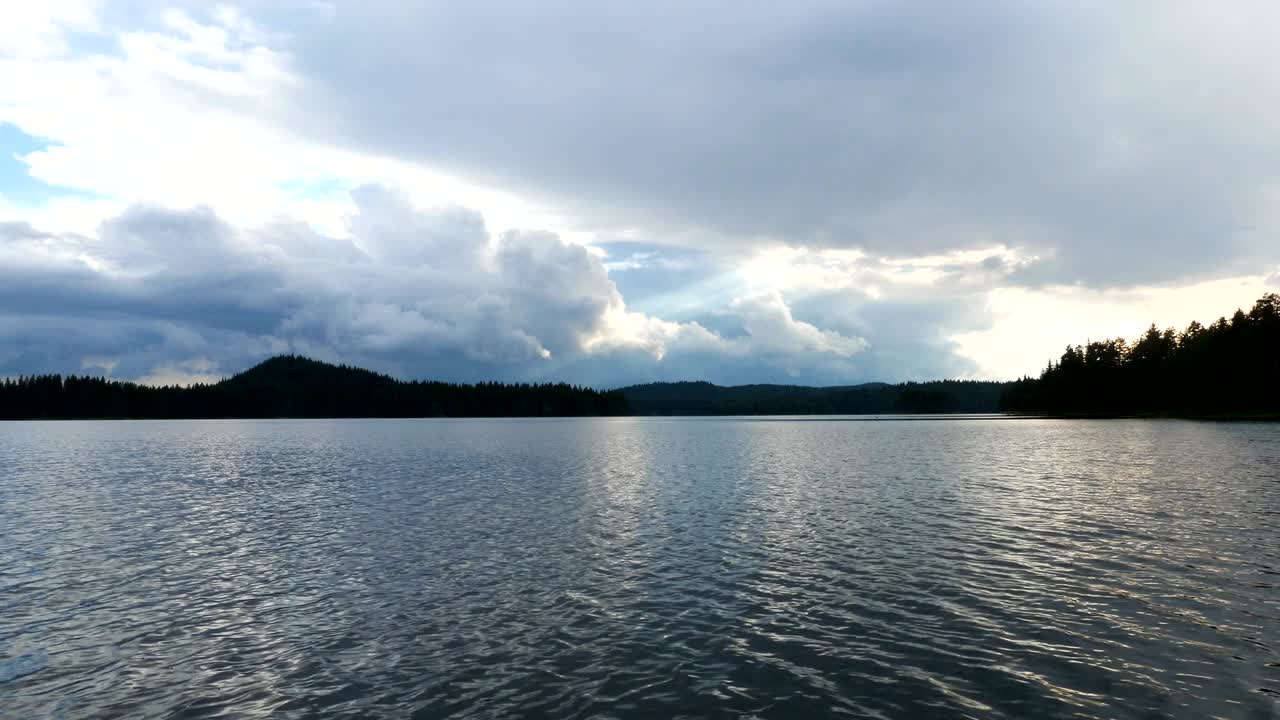 물 풍경과 움직이는 구름