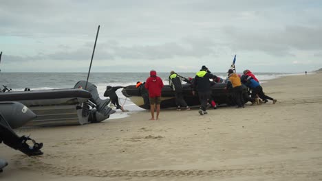 Crew-Starten-Boot-Vom-Strand-In-Sylt,-Deutschland