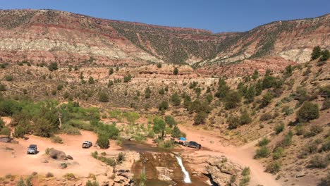 Geländefahrzeuge-In-Der-Nähe-Von-Toquerville-Falls-In-La-Verkin,-Utah,-USA