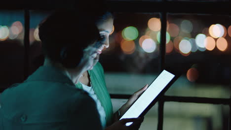 equipo de negocios trabajando hasta tarde colegas usando computadoras tabletas lluvia de ideas para el proyecto plazo gerente mujer compartiendo estrategia reunión en la oficina por la noche