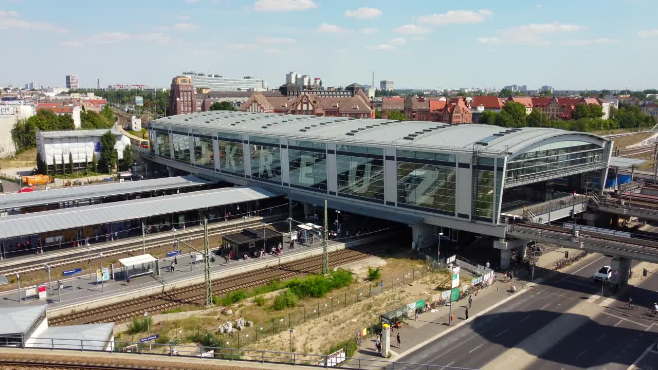 огромный стеклянный фасад с буквами удивительный вид с воздуха