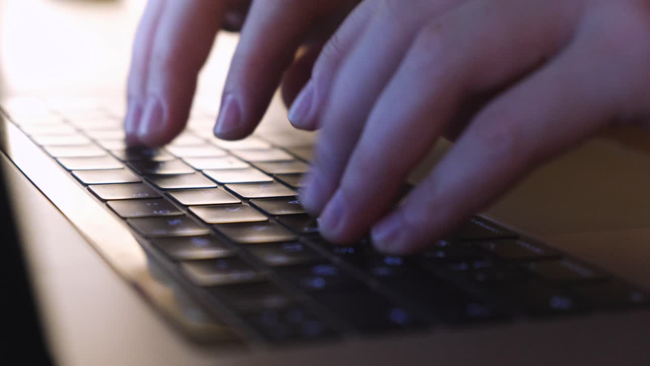 persona escribiendo en el teclado de una laptop