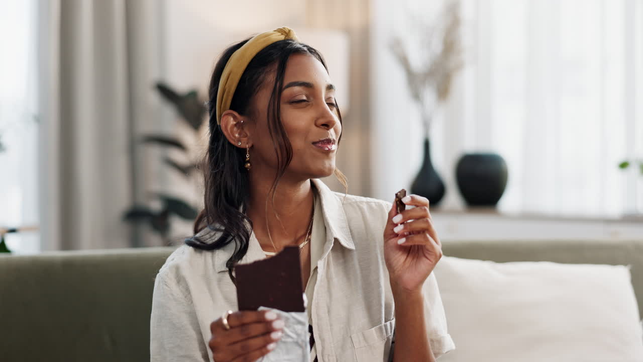 Femme, manger et chocolat à déguster à la maison