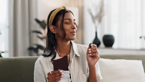 mujer, comer y chocolate para disfrutar en casa
