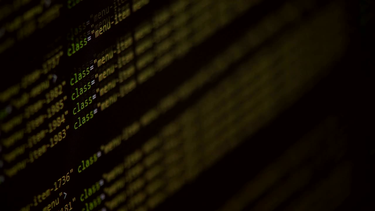 código de programa que se mueve en una pantalla de computadora