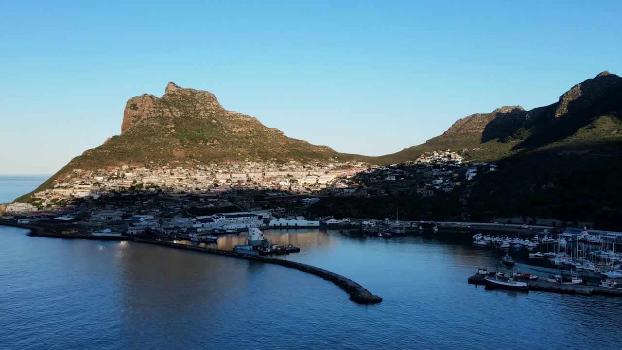 하이퍼랩스 하우트 베이 남아프리카공화국 일출 센티넬 산 위로 항구와 파도가 아래에 있음