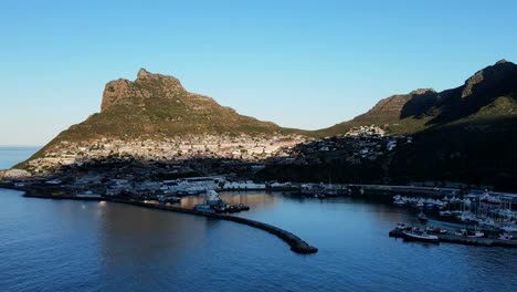 Hyperlapse-Hout-Bay-Südafrika-Sonnenaufgang-über-Dem-Sentinel-Mountain-Mit-Hafen-Und-Meereswellen-Darunter