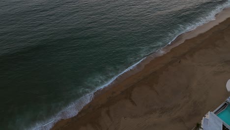 Foamy-Waves-On-The-Sandy-Shore-Of-Tropical-Resort-In-Manzanillo,-Colima,-Mexico