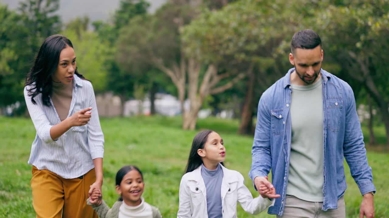 산책, 손을 잡고 공원에서 행복한 가족