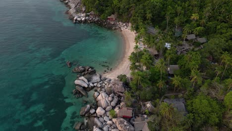 La-Inclinación-Aérea-Hacia-Abajo-Revela-Una-Hermosa-Playa-En-Una-Isla-Tropical.