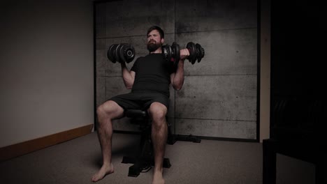 Schräghantelcurls-Im-Sitzen,-Filmische-Beleuchtung,-Weißer-Mann-In-Schwarzer-Sportkleidung