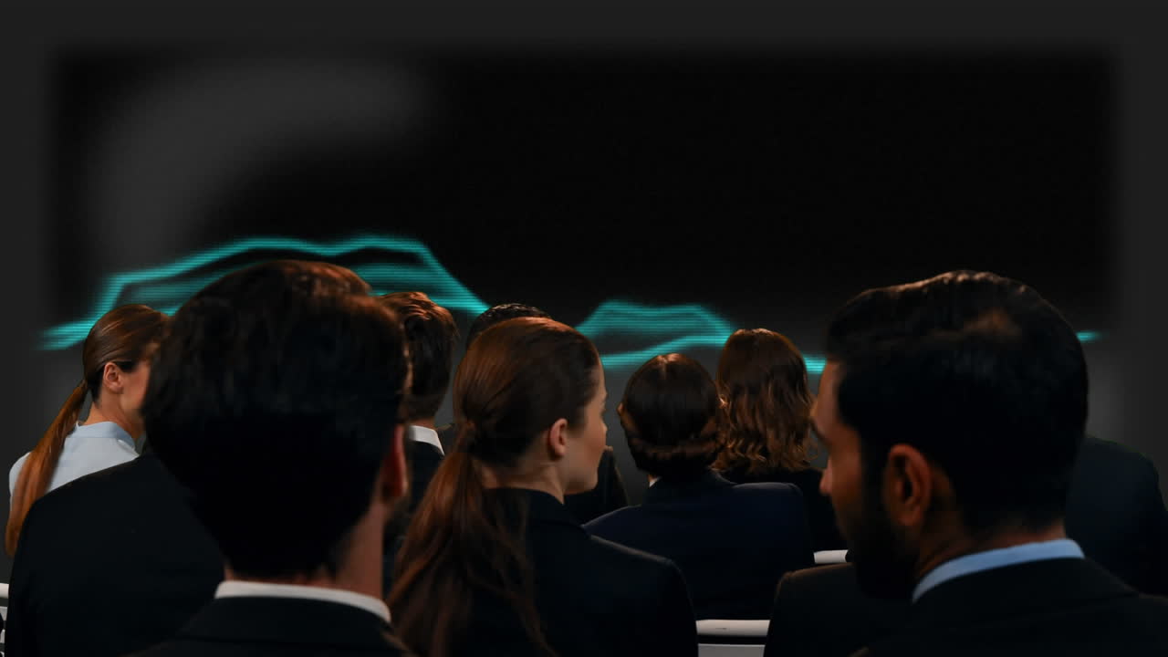 personas de negocios viendo una pantalla con luces parecidas a truenos