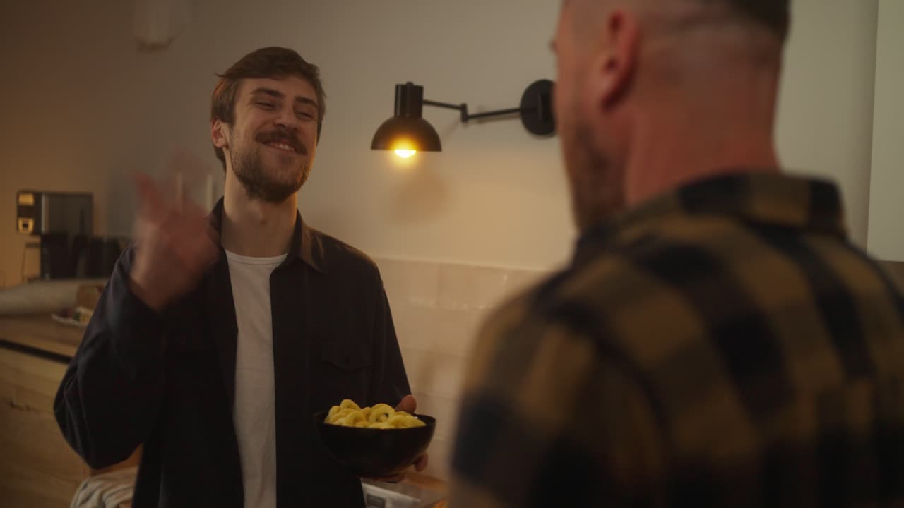 두 남자가 부에서 간식을 나누고 있다.