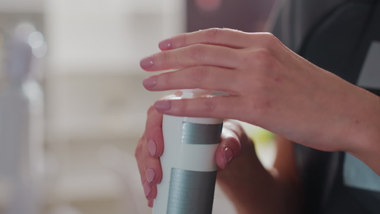 inspección de productos de belleza, experto en maquillaje inspecciona cuidadosamente un frasco de cosméticos con atención, profesional de la belleza cualificado evalúa de cerca el embalaje de cosméticos con gran atención al detalle