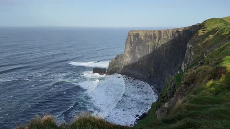 al oeste de irlanda mar acantilados de la madre salvaje atlántico camino irlanda clare en un brillante día de invierno