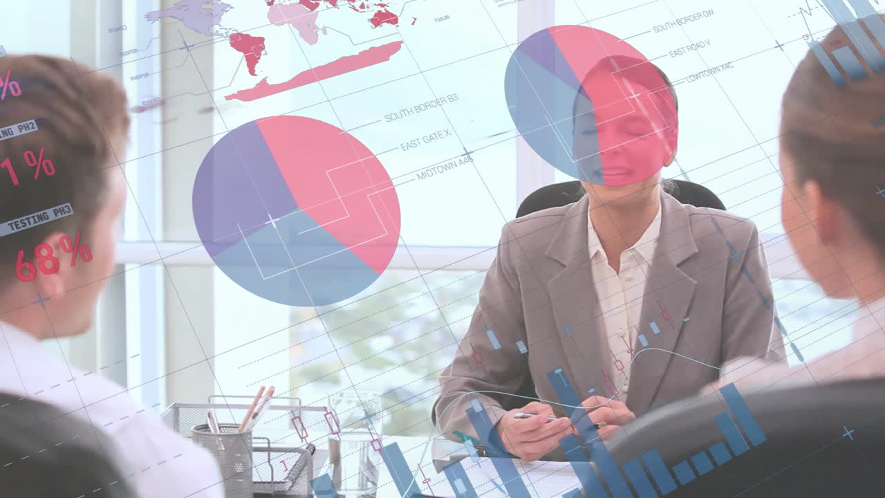 사무실에서 다양한 사업가들에 대한 금융 데이터 처리의 활성화