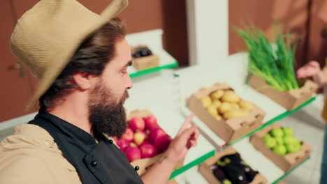 hombre filma vlog en un supermercado de comida vegana