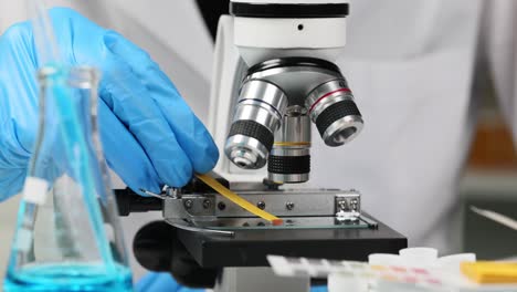 científico trabajando con un microscopio en un laboratorio