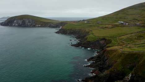 Fliegen-Sie-über-Die-Zerklüftete-Küste.-Grüne-Wiesen-Entlang-Der-Küste,-Die-Durch-Steinmauern-Getrennt-Sind.-Landschaftslandschaft-An-Bewölkten-Tagen.-Irland